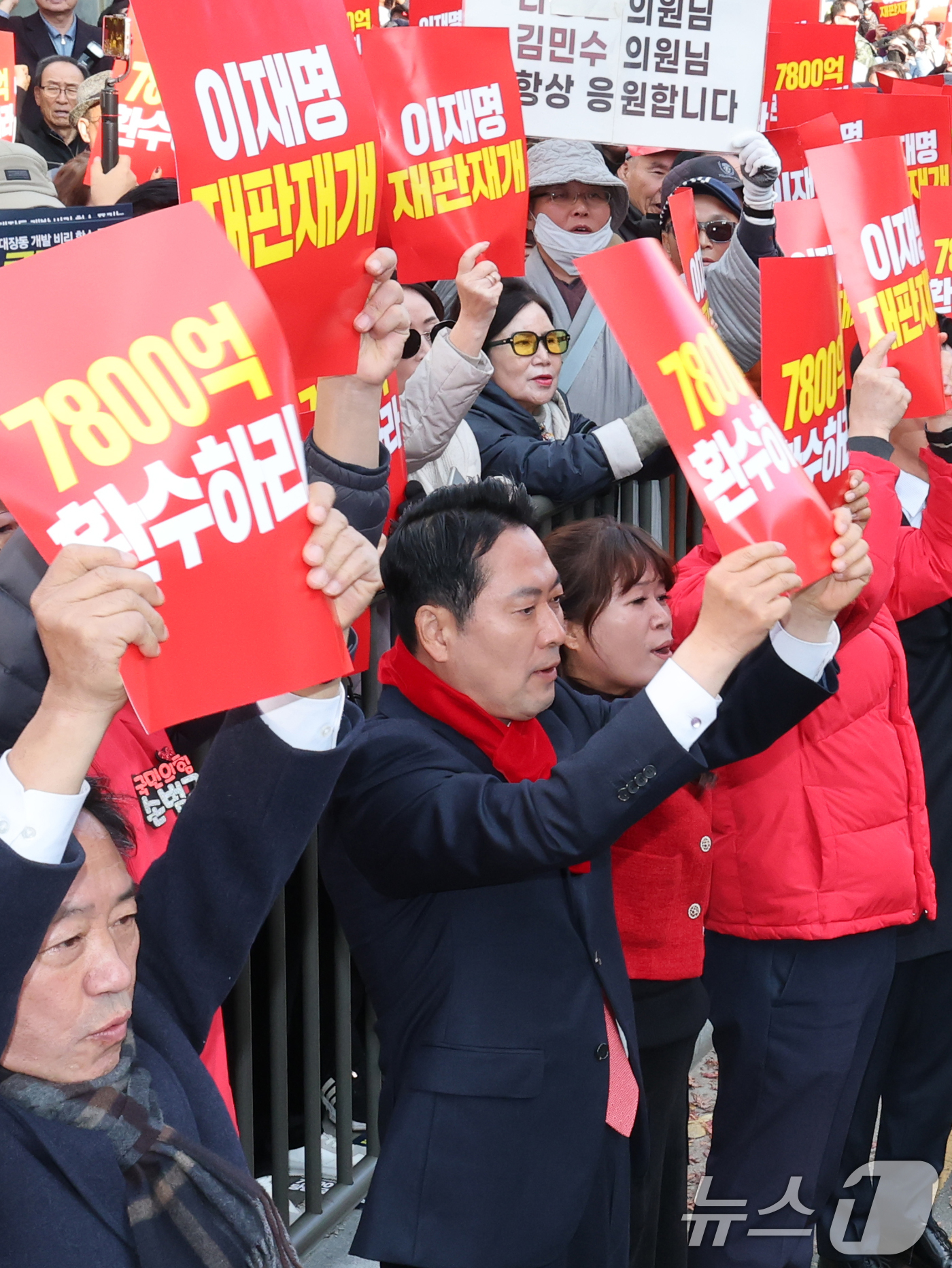 (천안=뉴스1) 김기태 기자 = 장동혁 국민의힘 대표가 26일 충남 천안시외버스터미널 앞에서 열린 민생회복 법치수호 국민대회에 참석해 당직자들과 이재명 대통령 재판 재개 촉구, 7 …