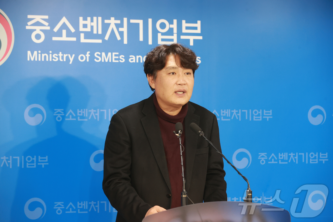 (서울=뉴스1) = 이순배 중소벤처기업부 글로벌성장정책관이 지난 26일 세종시 정부세종청사에서 'K-뷰티 수출성과 제고 및 확산방안' 사전 브리핑을 하고 있다. (중소벤처기업부 제 …