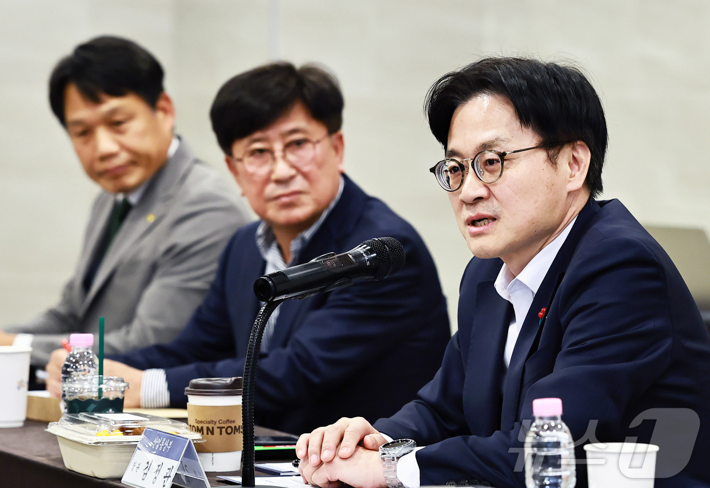 (서울=뉴스1) = 김정관 산업통상부 장관이 26일 오후 전남 여수시 유탑마리나호텔에서 열린 ‘석유화학·철강산업 생태계 유관 기업 간담회’를 주재하고 있다. (산업통상자원부 제공. …