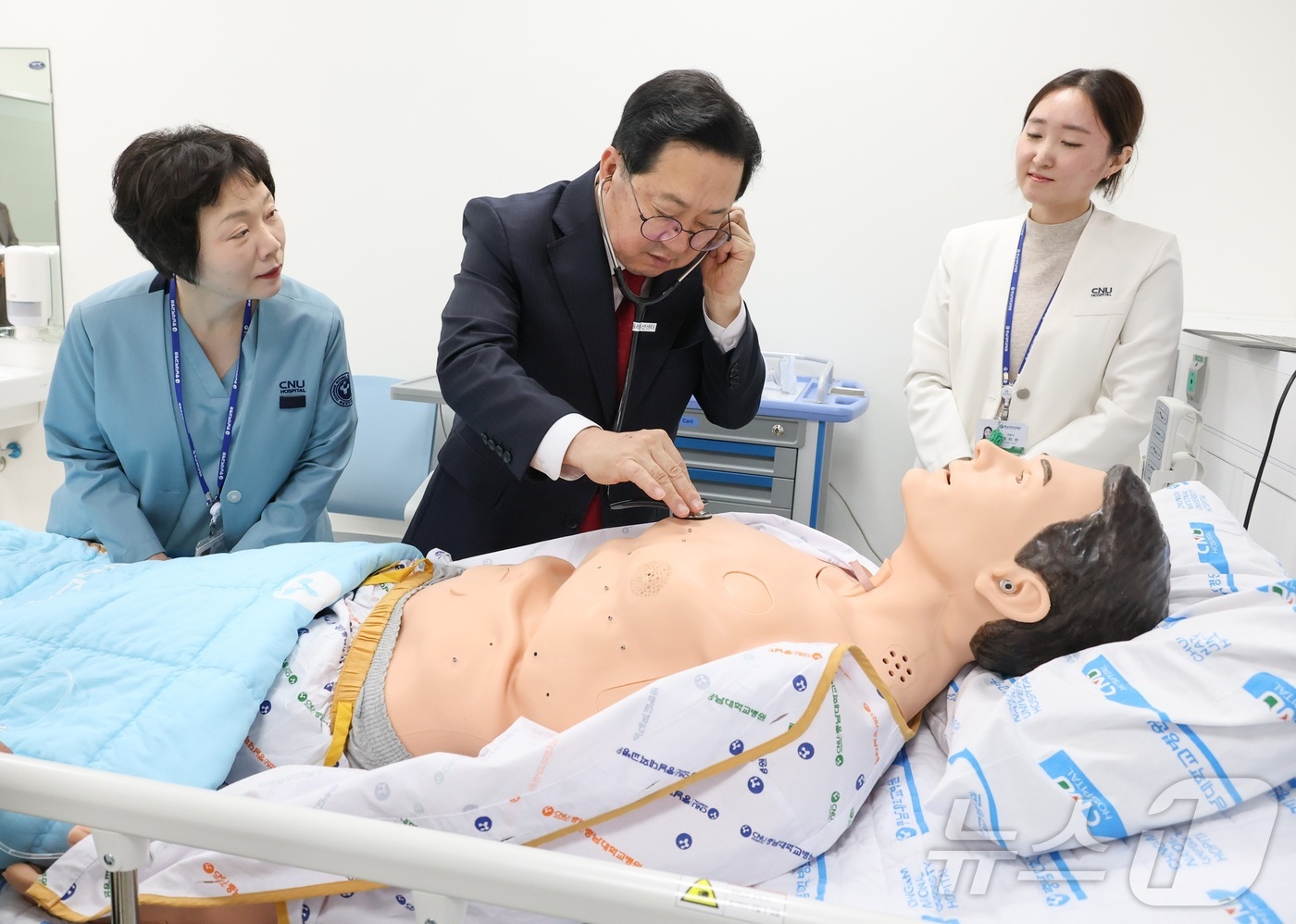 (대전=뉴스1) 이동원 기자 = 이장우 대전시장은 26일 충남대학교병원 임상교육시뮬레이션센터에서 개최된‘지역 필수의료 및 연구 강화 포럼에 참석했다.이 시장은 “대전은 과학과 의료 …