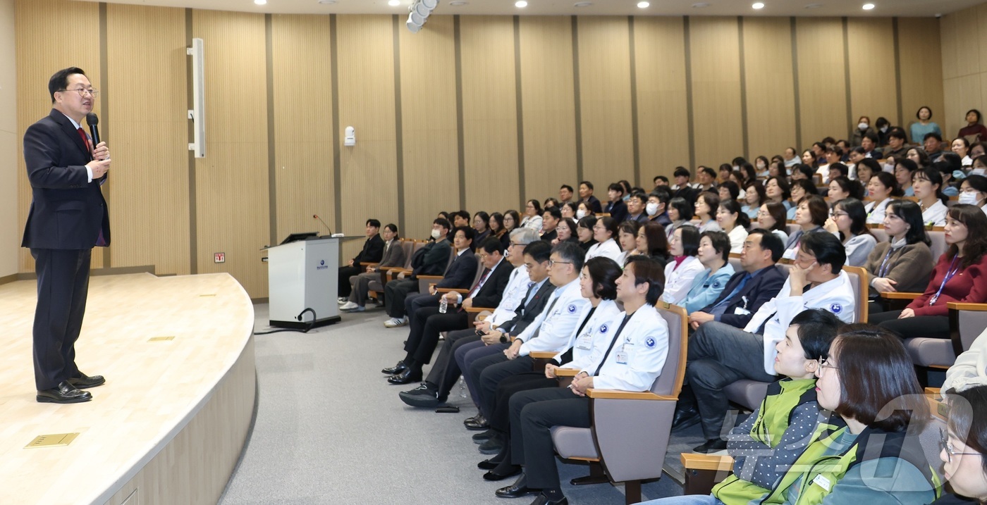 (대전=뉴스1) 이동원 기자 = 이장우 대전시장은 26일 충남대학교병원 임상교육시뮬레이션센터에서 개최된‘지역 필수의료 및 연구 강화 포럼에 참석했다.이 시장은 “대전은 과학과 의료 …