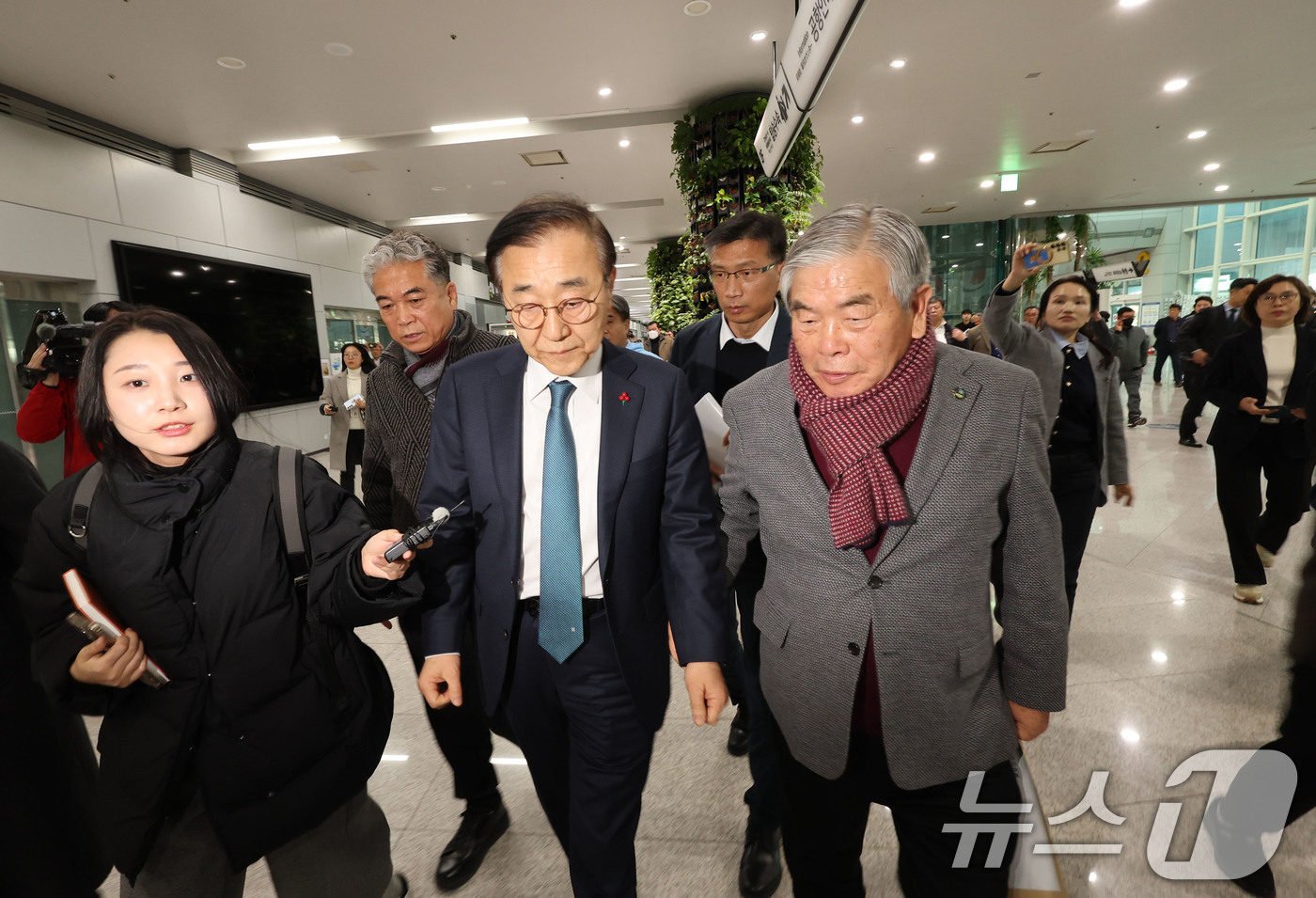 (무안=뉴스1) 박지현 기자 = 김윤덕 국토교통부 장관이 26일 전남 무안군 무안국제공항에서 12·29 제주항공 참사 유가족협의회의 반대에 부딪혀 면담하지 못하고 돌아서고 있다. …