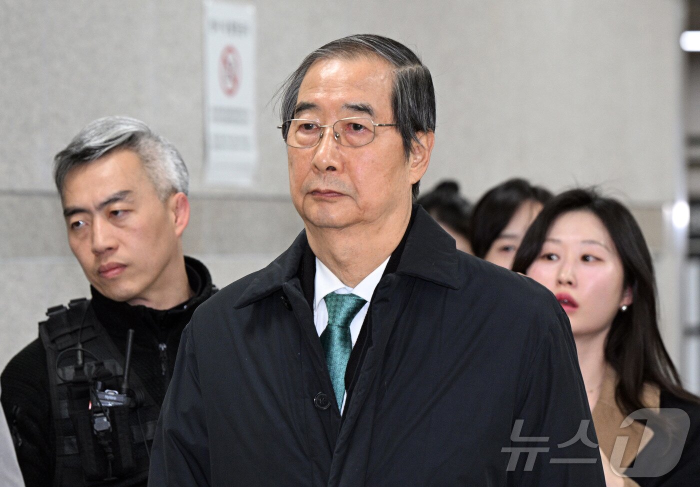 본문 이미지 - 한덕수 전 국무총리가 26일 서울 서초동 서울중앙지법에서 열린 결심공판을 마치고 법원을 나서고 있다. &#40;공동취재&#41; 2025.11.26/뉴스1 ⓒ News1 김민지 기자