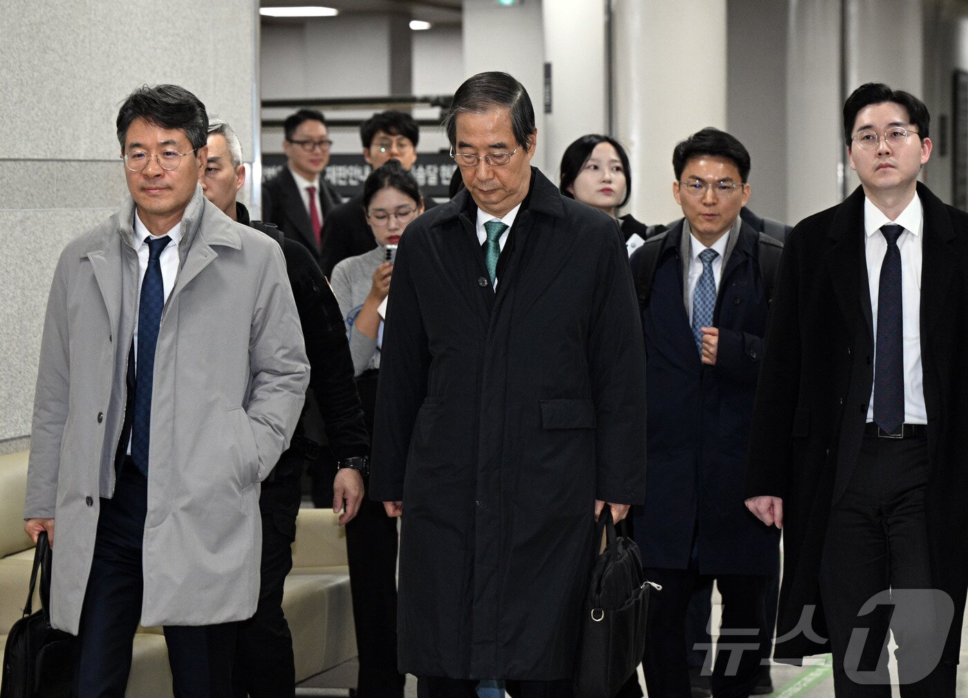 본문 이미지 - 한덕수 전 국무총리가 26일 서울 서초동 서울중앙지법에서 열린 결심공판을 마치고 법원을 나서고 있다. &#40;공동취재&#41;2025.11.26/뉴스1 ⓒ News1 김민지 기자