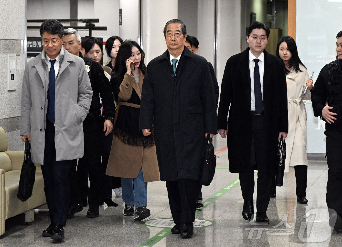 본문 이미지 - 한덕수 전 국무총리가 26일 서울 서초동 서울중앙지법에서 열린 결심공판을 마치고 법원을 나서고 있다. &#40;공동취재&#41;2025.11.26/뉴스1 ⓒ News1 김민지 기자