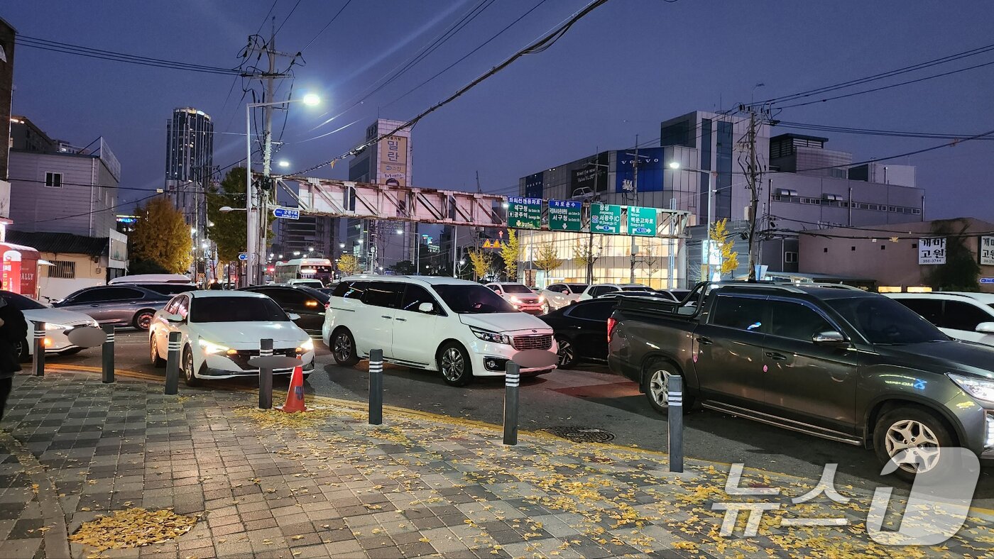본문 이미지 - 지난 22일 광주 서구 화정동 한 복권방 앞 도로에 불법 주정차된 차량들 모습. 2025.11.26/뉴스1 ⓒ News1 이수민 기자