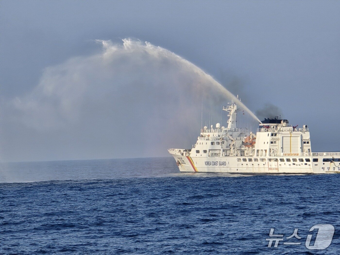 본문 이미지 - 동해해경이 26일 강원 동해시 묵호항 인근 해상에서 열린 선박 화재 대응 훈련에서 낚시 어선에 소화포를 발사하고 있다.&#40;동해해경 제공, 재판매 및 DB 금지&#41; 2025.11.26/뉴스1
