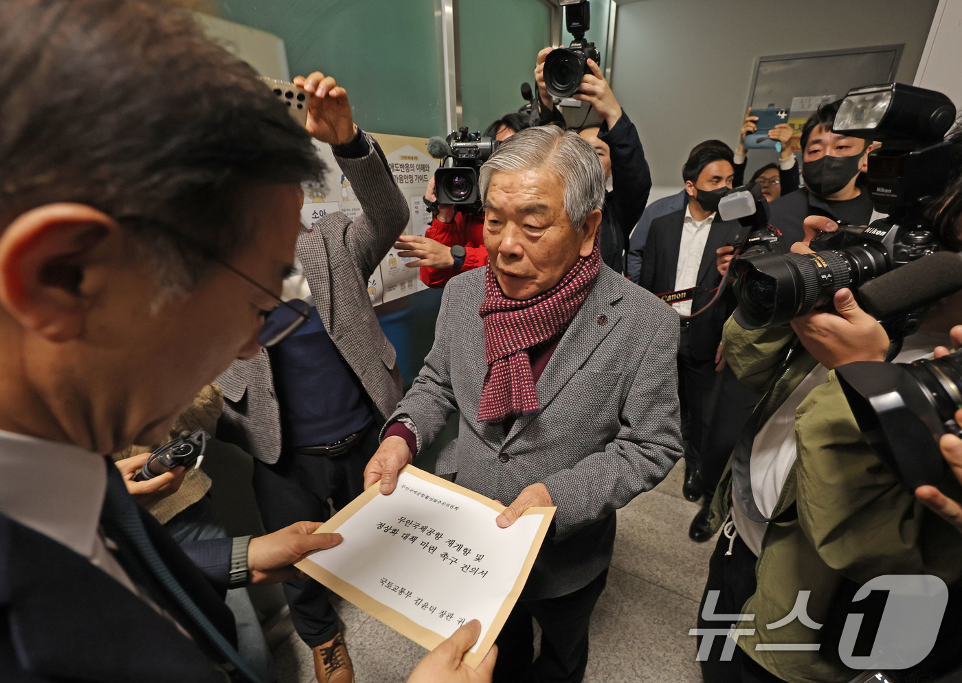 (무안=뉴스1) 박지현 기자 = 김윤덕 국토교통부 장관이 26일 전남 무안군 무안국제공항에서 12·29 제주항공 참사 유가족협의회의 반대에 부딪혀 면담하지 못하고 돌아선 후 무안공 …