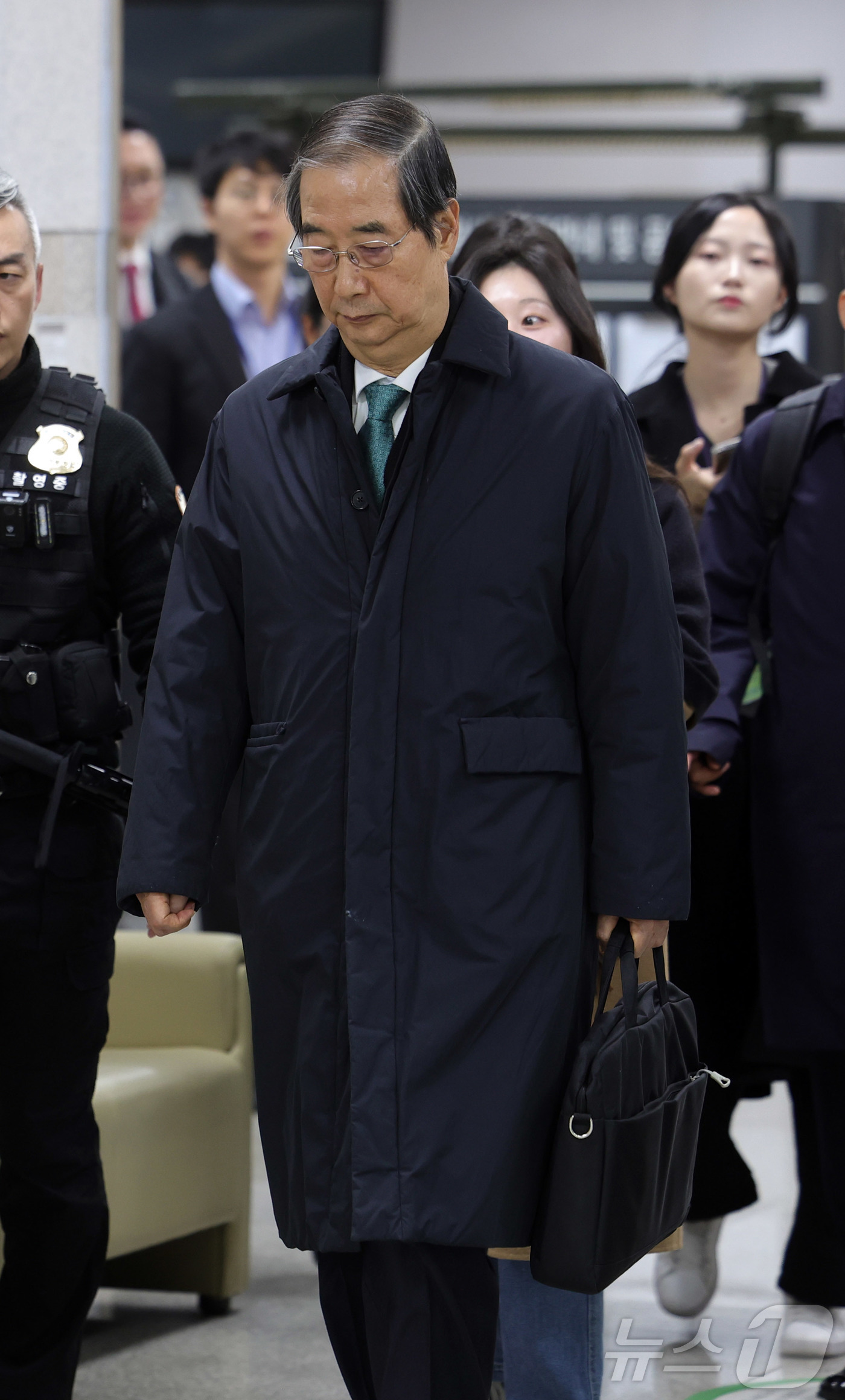 (서울=뉴스1) 김민지 기자 = 한덕수 전 국무총리가 26일 오전 서울중앙지법에서 열린 결심공판을 마치고 법원 청사를 나서고 있다. (공동취재) 2025.11.26/뉴스1