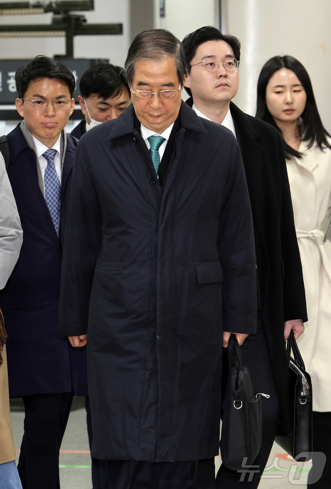 (서울=뉴스1) 김민지 기자 = 한덕수 전 국무총리가 26일 오전 서울중앙지법에서 열린 결심공판을 마치고 법원 청사를 나서고 있다. (공동취재) 2025.11.26/뉴스1