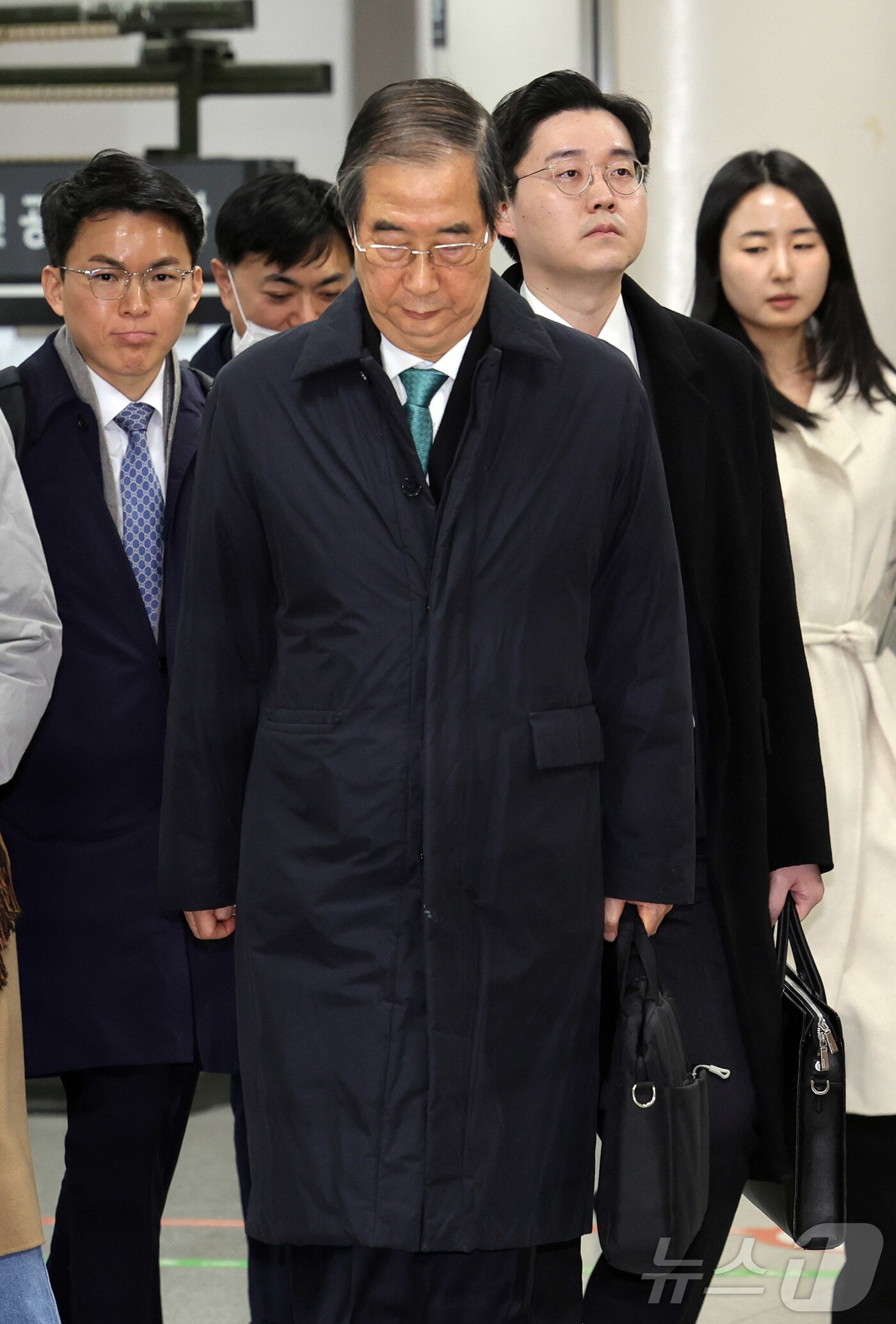 본문 이미지 - 한덕수 전 국무총리가 26일 오전 서울중앙지법에서 열린 결심공판을 마치고 법원 청사를 나서고 있다. &#40;공동취재&#41; 2025.11.26/뉴스1 ⓒ News1 김민지 기자