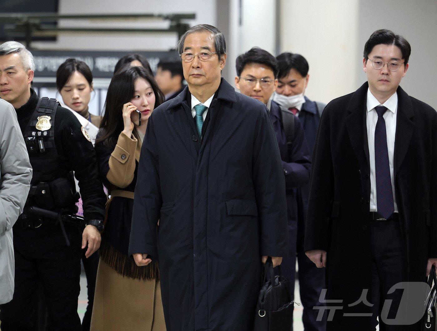본문 이미지 - 한덕수 전 국무총리가 26일 오전 서울중앙지법에서 열린 결심공판을 마치고 법원 청사를 나서고 있다. &#40;공동취재&#41; 2025.11.26/뉴스1 ⓒ News1 김민지 기자