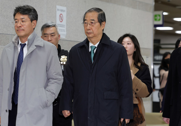 내란 혐의 1심 선고 앞둔 한덕수…묵묵부답 속 법정행