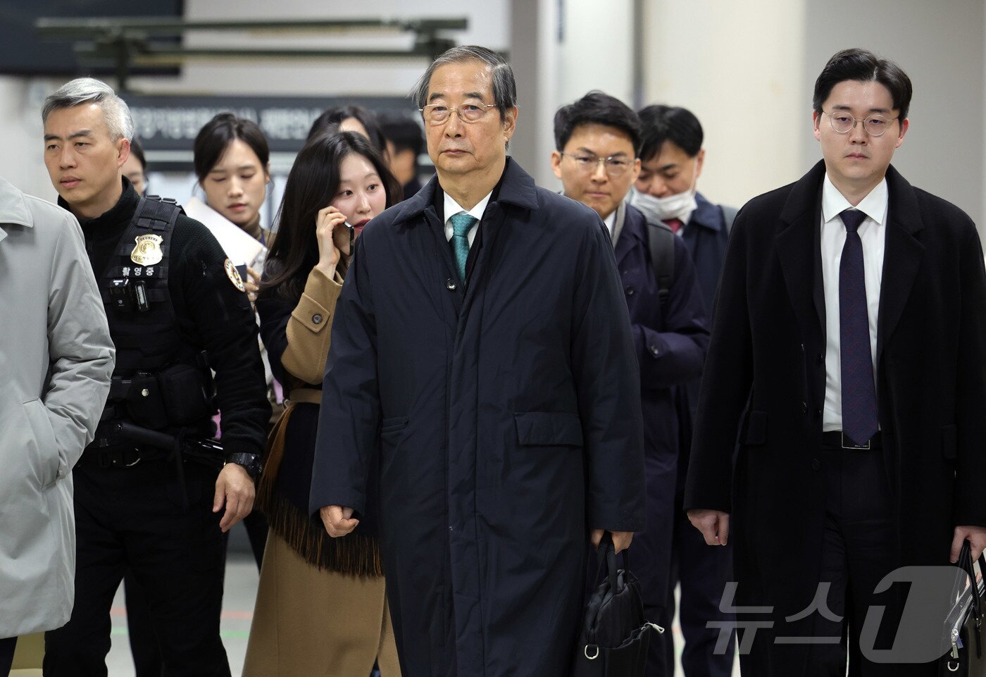 본문 이미지 - 한덕수 전 국무총리가 26일 오전 서울중앙지법에서 열린 결심공판을 마치고 법원 청사를 나서고 있다.다 &#40;공동취재&#41;2025.11.26/뉴스1 ⓒ News1 김민지 기자