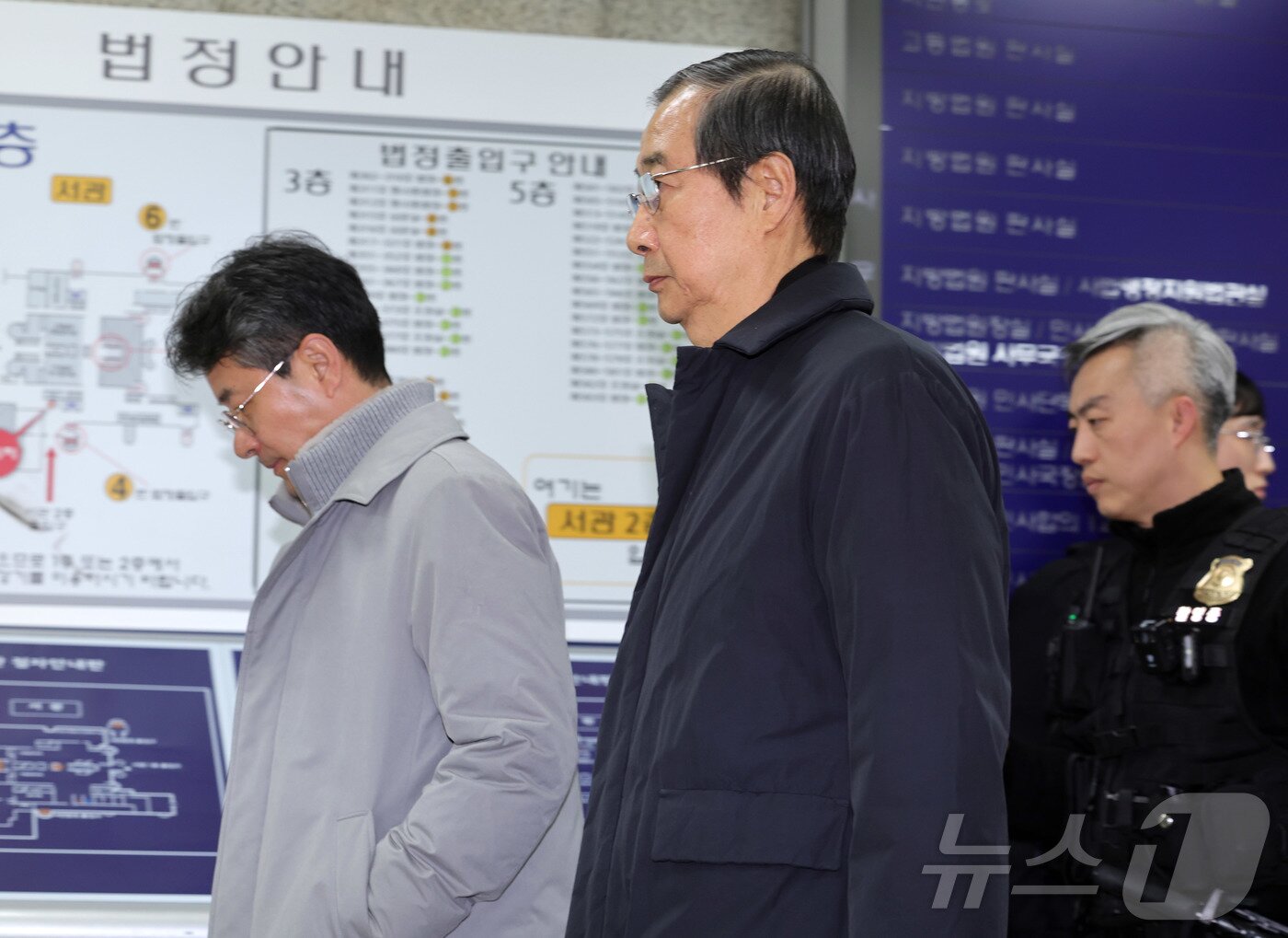 본문 이미지 - 한덕수 전 국무총리가 26일 오전 서울중앙지법에서 열린 결심공판을 마치고 법원 청사를 나서고 있다. &#40;공동취재&#41;2025.11.26/뉴스1 ⓒ News1 김민지 기자