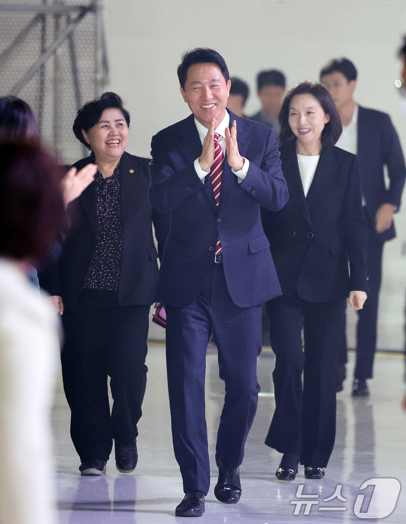 (서울=뉴스1) 이호윤 기자 = 오세훈 서울시장과 최호정 서울시의회 의장이 26일 서울 중구 동대문디자인플라자 아트홀에서 열린 2025서울 보육인 한마당 축제에 참석하고 있다. 2 …