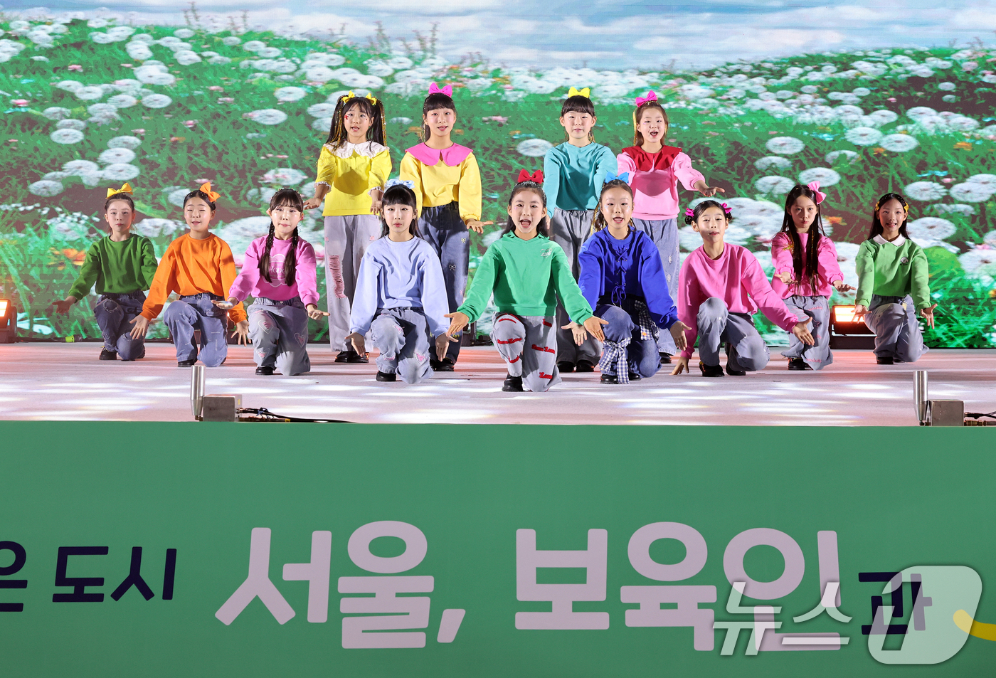 (서울=뉴스1) 이호윤 기자 = 26일 서울 중구 동대문디자인플라자 아트홀에서 열린 2025서울 보육인 한마당 축제에서 어린이 공연팀 웃는아이가 공연을 하고 있다. 2025.11. …