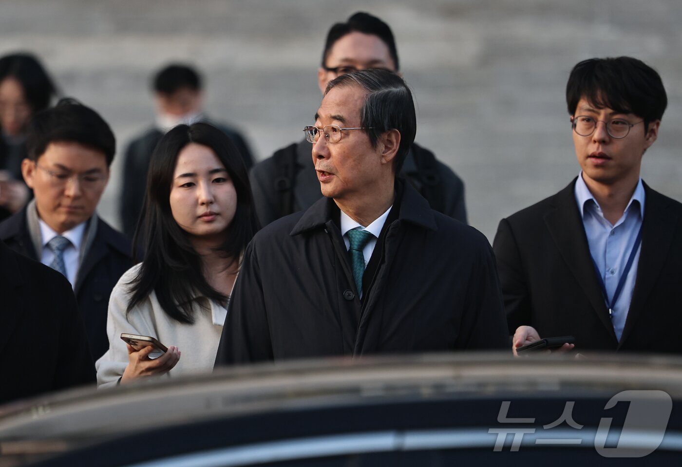 본문 이미지 - 한덕수 전 국무총리가 26일 서울 서초동 서울중앙지법에서 열린 결심공판을 마치고 법원을 나서고 있다. ⓒ News1 김민지 기자