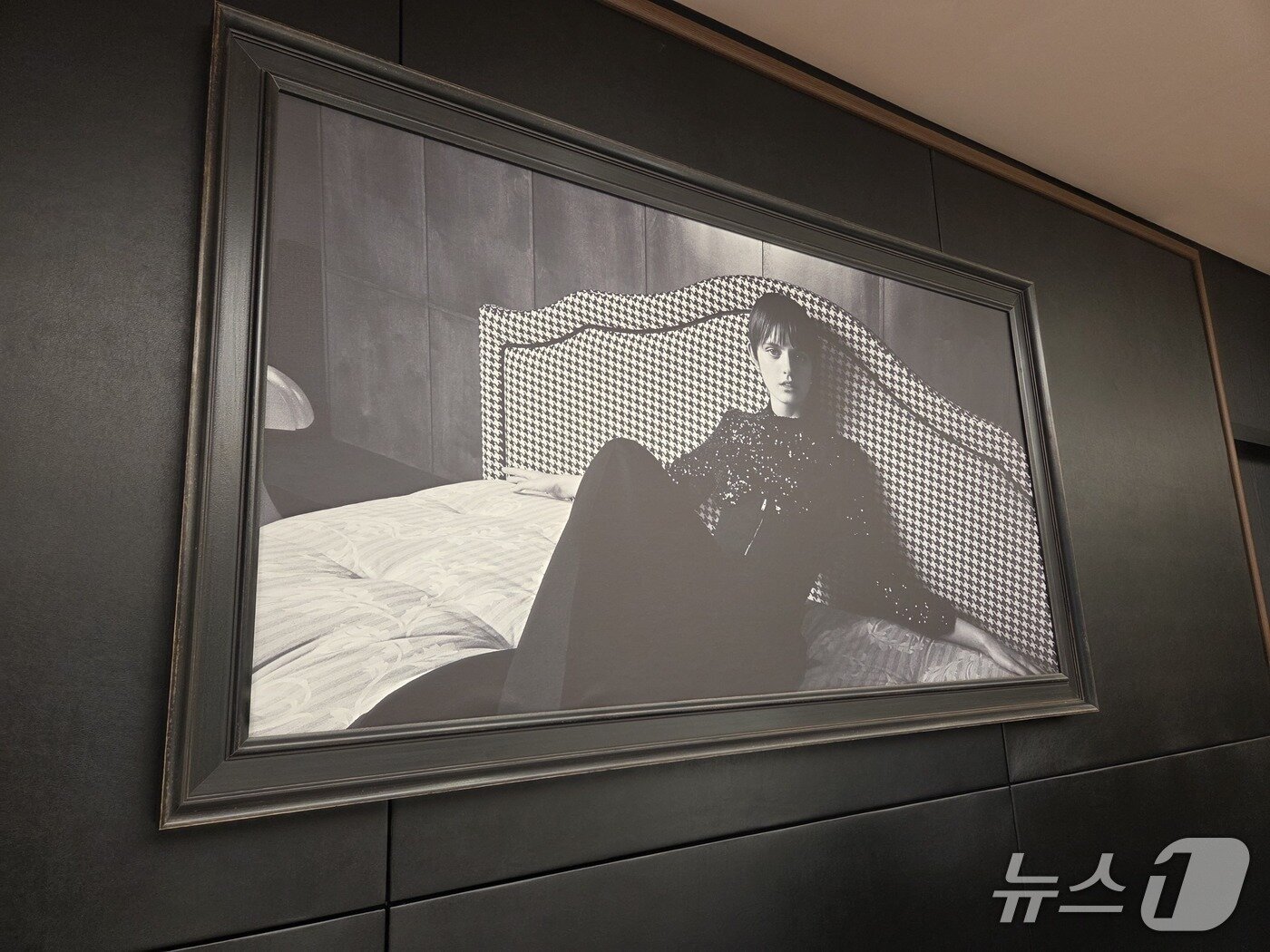 본문 이미지 - 서울 강남구 신세계백화점 강남점 9층에 위치한 시몬스 신세계 강남점에 시몬스의 대표 매트리스 컬렉션 뷰티레스트의 최상위 라인인 '뷰티레스트 블랙' 화보가 전시되고 있다.  2025.11.26/뉴스1 ⓒ 뉴스1 장시온 기자