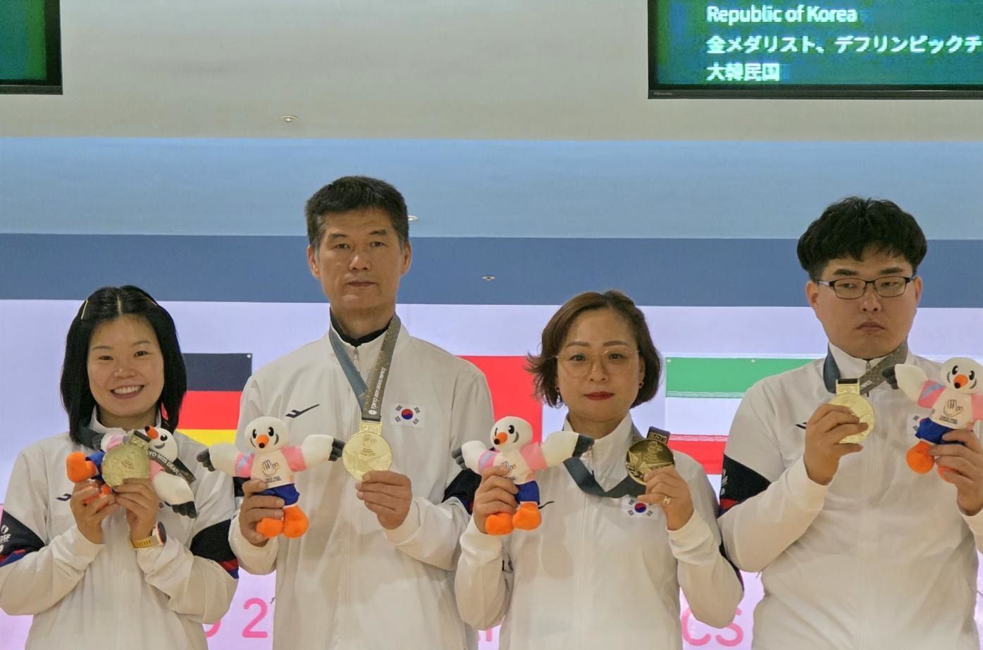 본문 이미지 - 25일 일본 도쿄 히가시야마토 그랜드볼에서 열린 볼링 혼성 4인조 단체전에서 금메달을 획득한 박선옥, 최홍창, 안형숙, 박지홍&#40;왼쪽부터&#41;. &#40;한국농아인스포츠연맹 제공&#41;