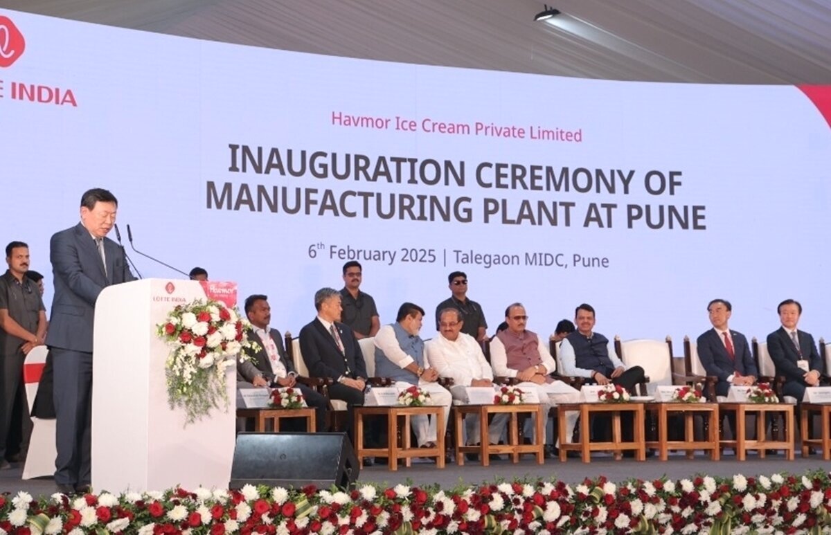 본문 이미지 - 지난 2월 6일&#40;현지 시각&#41; 인도 푸네시 하브모어 신공장 준공식에서 신동빈 회장이 축사를 하고 있다. &#40;롯데지주 제공&#41;.