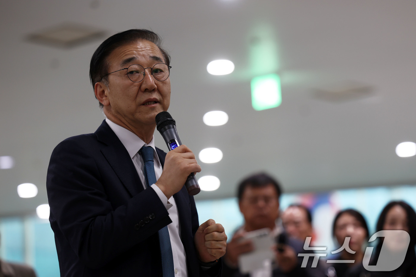 (무안=뉴스1) 박지현 기자 = 김윤덕 국토교통부 장관이 26일 전남 무안군 무안국제공항에서 12·29 제주항공 참사 유가족협의회의 반대에 부딪혀 면담하지 못하자 발언하고 있다. …