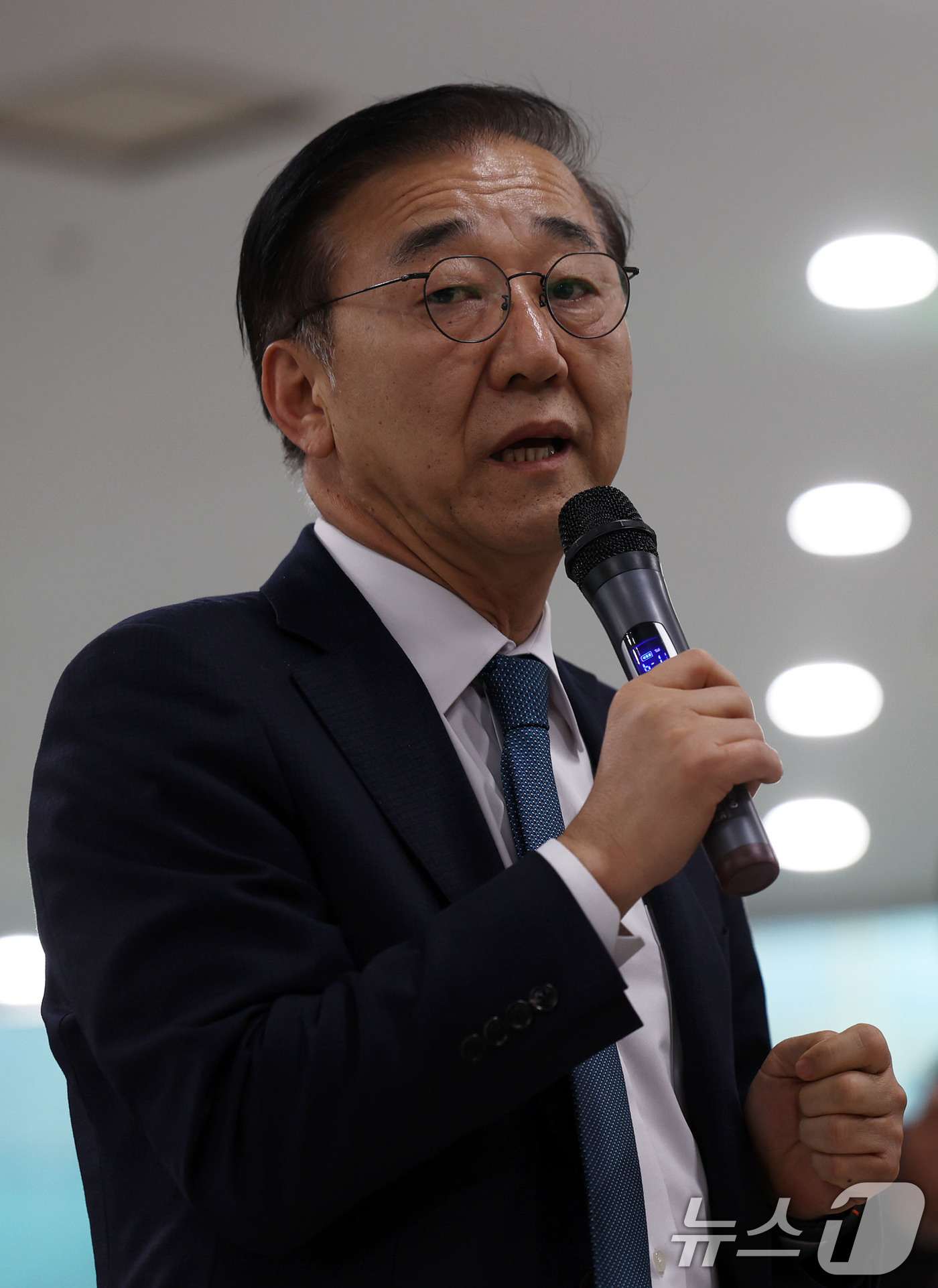 (무안=뉴스1) 박지현 기자 = 김윤덕 국토교통부 장관이 26일 전남 무안군 무안국제공항에서 12·29 제주항공 참사 유가족협의회의 반대에 부딪혀 면담하지 못하자 발언하고 있다. …