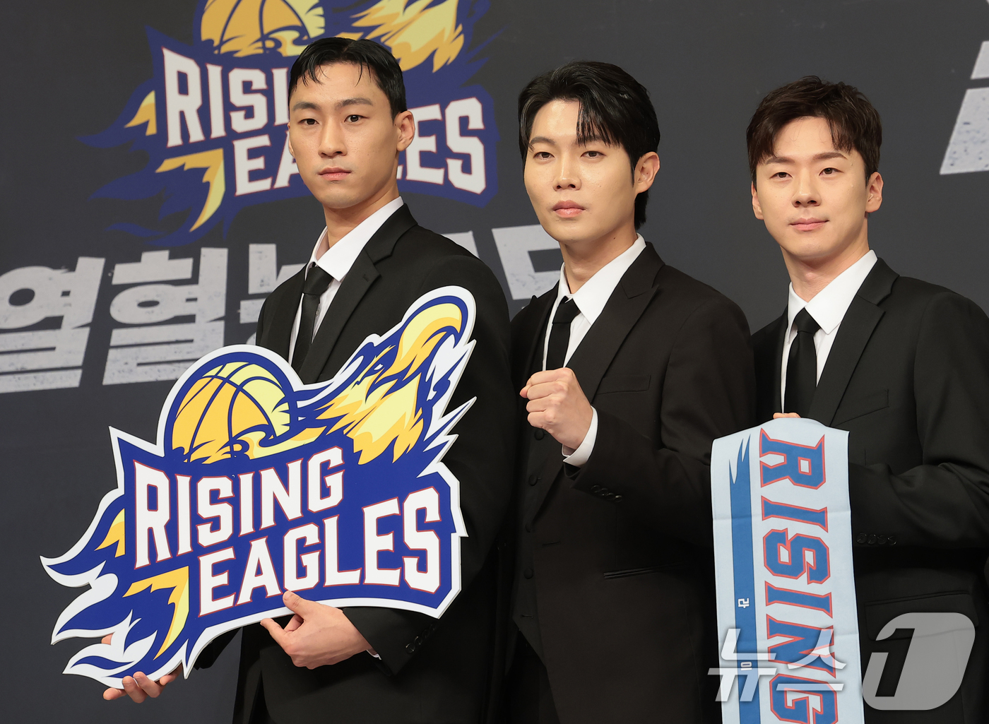 (서울=뉴스1) 권현진 기자 = 이대희(왼쪽부터)와 손태진, 박찬웅이 29일 오전 서울 양천구 목동 SBS에서 열린 새 농구 예능 프로그램 '열혈농구단’ 제작발표회에 참석해 포즈를 …