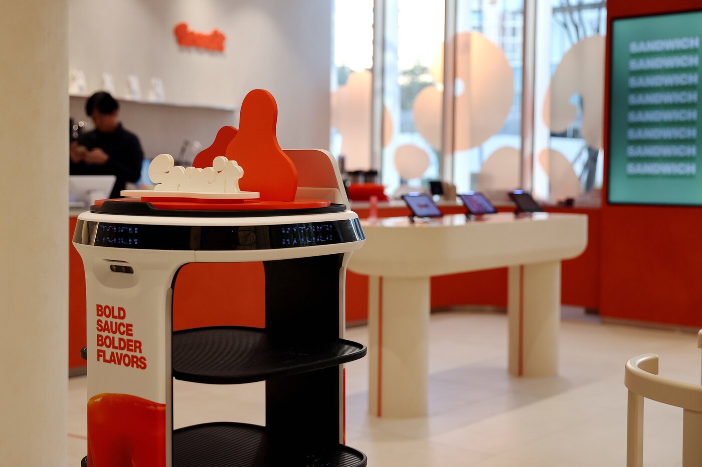 본문 이미지 - 소싯 매장에서 서빙 로봇이 돌아다니고 있다. &#40;교촌에프앤비 제공&#41;