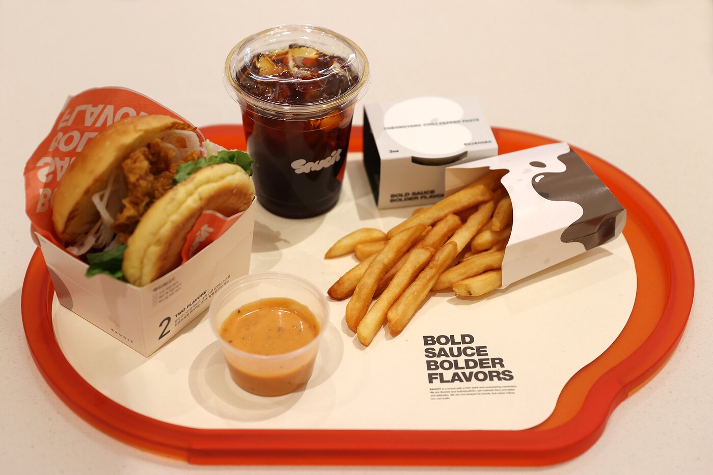 본문 이미지 - 소싯 치킨 버거 세트&#40;교촌에프앤비 제공&#41;