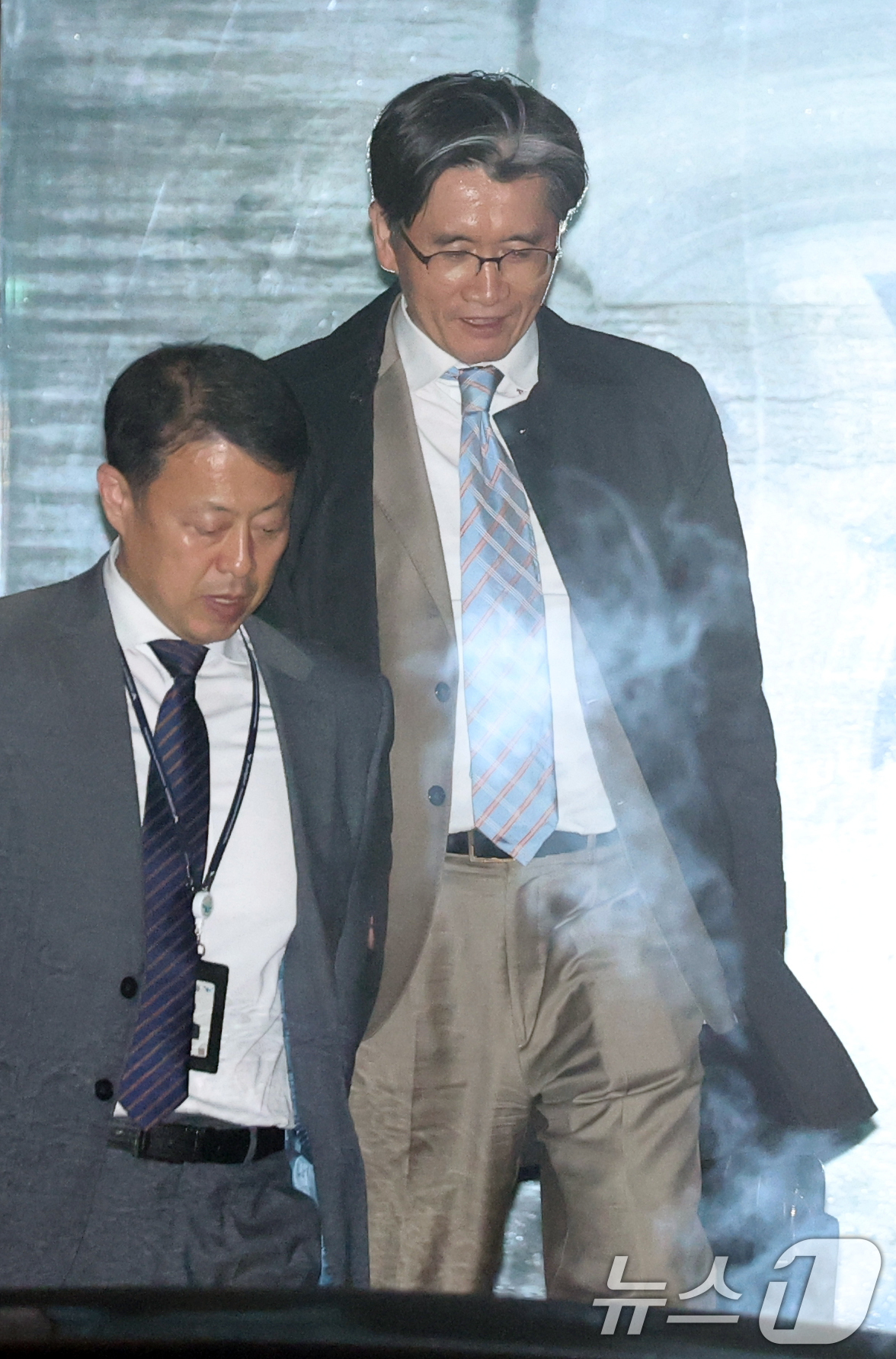 (과천=뉴스1) 김명섭 기자 = 오동운  고위공직자범죄수사처(공수처) 처장이 26일 경기도 과천시 정부과천청사 공수처에서 퇴근을 하고 있다.순직해병특검팀이 이날 오동운 공수처장과 …