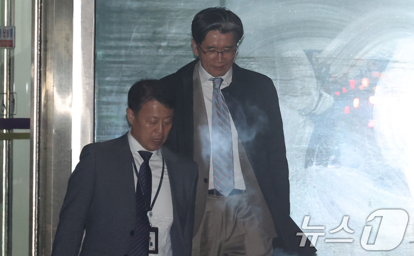 (과천=뉴스1) 김명섭 기자 = 오동운 고위공직자범죄수사처(공수처) 처장이 26일 경기도 과천시 정부과천청사 공수처에서 퇴근을 하고 있다.순직해병특검팀이 이날 오동운 공수처장과 …