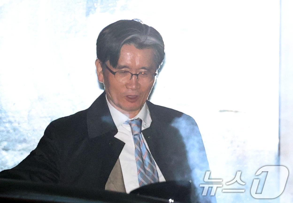 (과천=뉴스1) 김명섭 기자 = 오동운  고위공직자범죄수사처(공수처) 처장이 26일 경기도 과천시 정부과천청사 공수처에서 퇴근을 하고 있다.순직해병특검팀이 이날 오동운 공수처장과 …