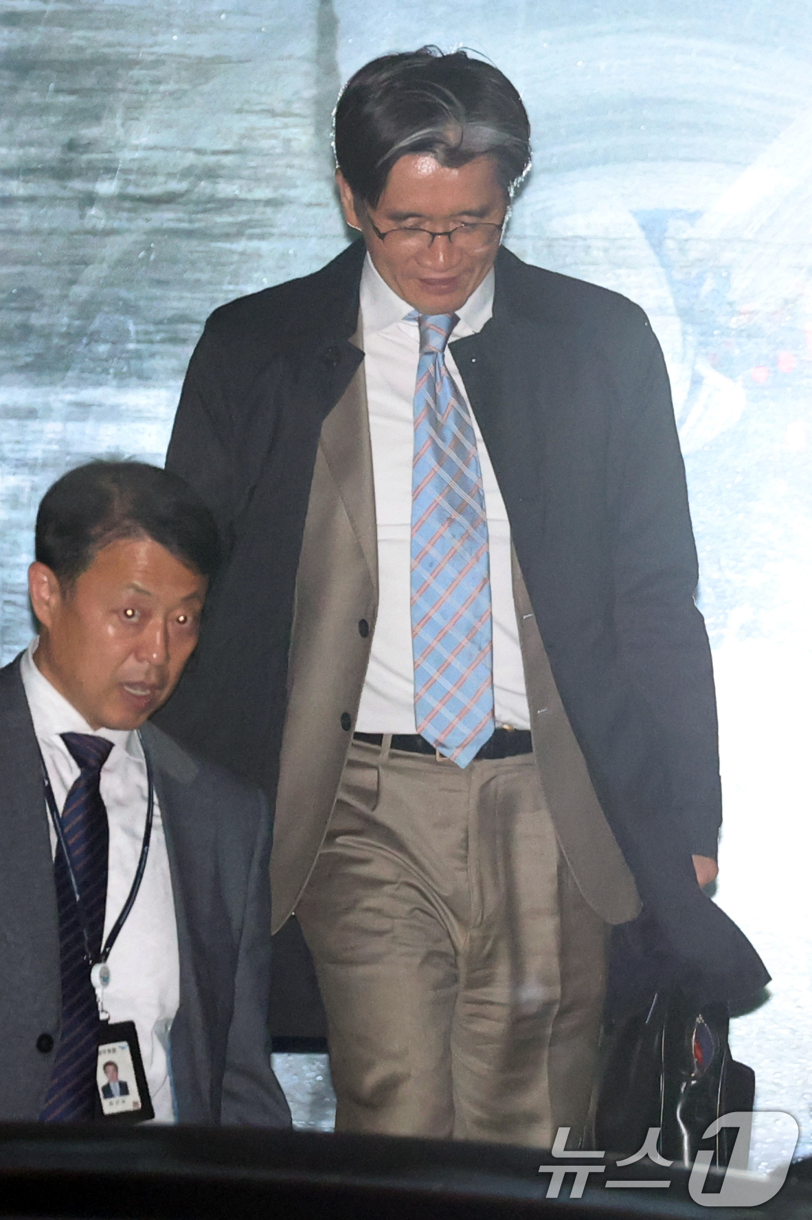 (과천=뉴스1) 김명섭 기자 = 오동운 고위공직자범죄수사처(공수처) 처장이 26일 경기도 과천시 정부과천청사 공수처에서 퇴근을 하고 있다.순직해병특검팀이 이날 오동운 공수처장과 …