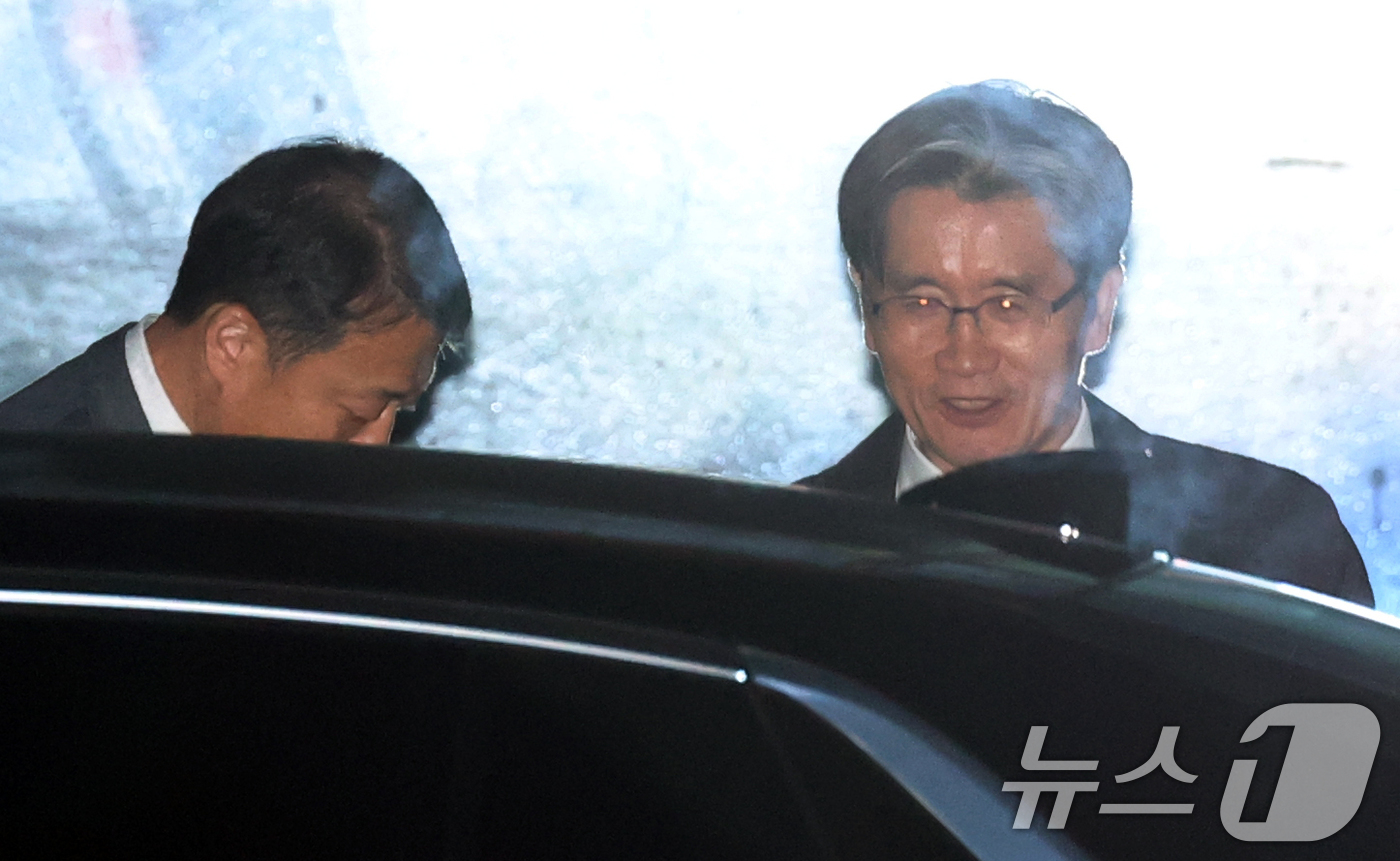 (과천=뉴스1) 김명섭 기자 = 오동운 고위공직자범죄수사처(공수처) 처장이 26일 경기도 과천시 정부과천청사 공수처에서 퇴근을 하고 있다.순직해병특검팀이 이날 오동운 공수처장과 …