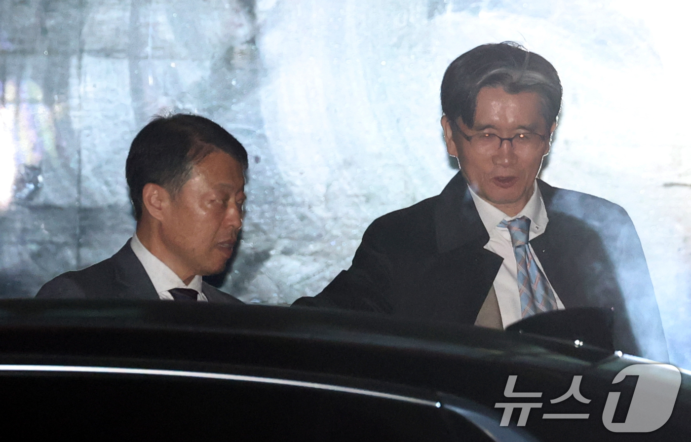 (과천=뉴스1) 김명섭 기자 = 오동운 고위공직자범죄수사처(공수처) 처장이 26일 경기도 과천시 정부과천청사 공수처에서 퇴근을 하고 있다.순직해병특검팀이 이날 오동운 공수처장과 …