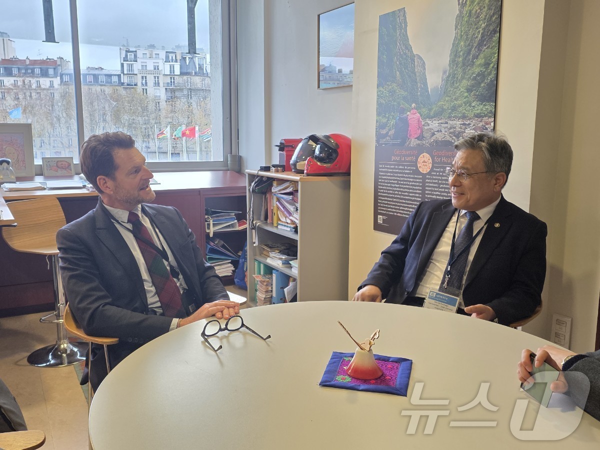 (서울=뉴스1) = 허민 국가유산청장(오른쪽)이 25일 오후(현지 시간) 프랑스 파리 소재 유네스코 본부에서 크리스토프 벤던버그 유네스코 자연유산 및 세계지질공원 총괄 부서장(왼쪽 …