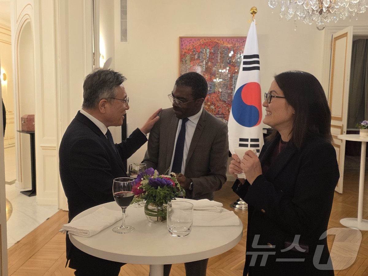 (서울=뉴스1) = 허민 국가유산청장(왼쪽)이 25일 오후(현지 시간) 프랑스 파리 소재 주유네스코대표부 관저에서 개최된 리셉션에서 라자르 일룬드 아소모 유네스코 세계유산센터장(가 …