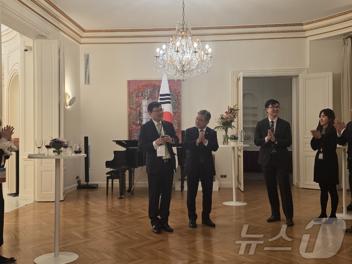 (서울=뉴스1) = 허민 국가유산청장(가운데)이 25일 오후(현지 시간) 프랑스 파리 소재 주유네스코대표부 관저에서 개최된 리셉션에서 세계유산위원국 대사 등 주요 참석자들에게 이병 …