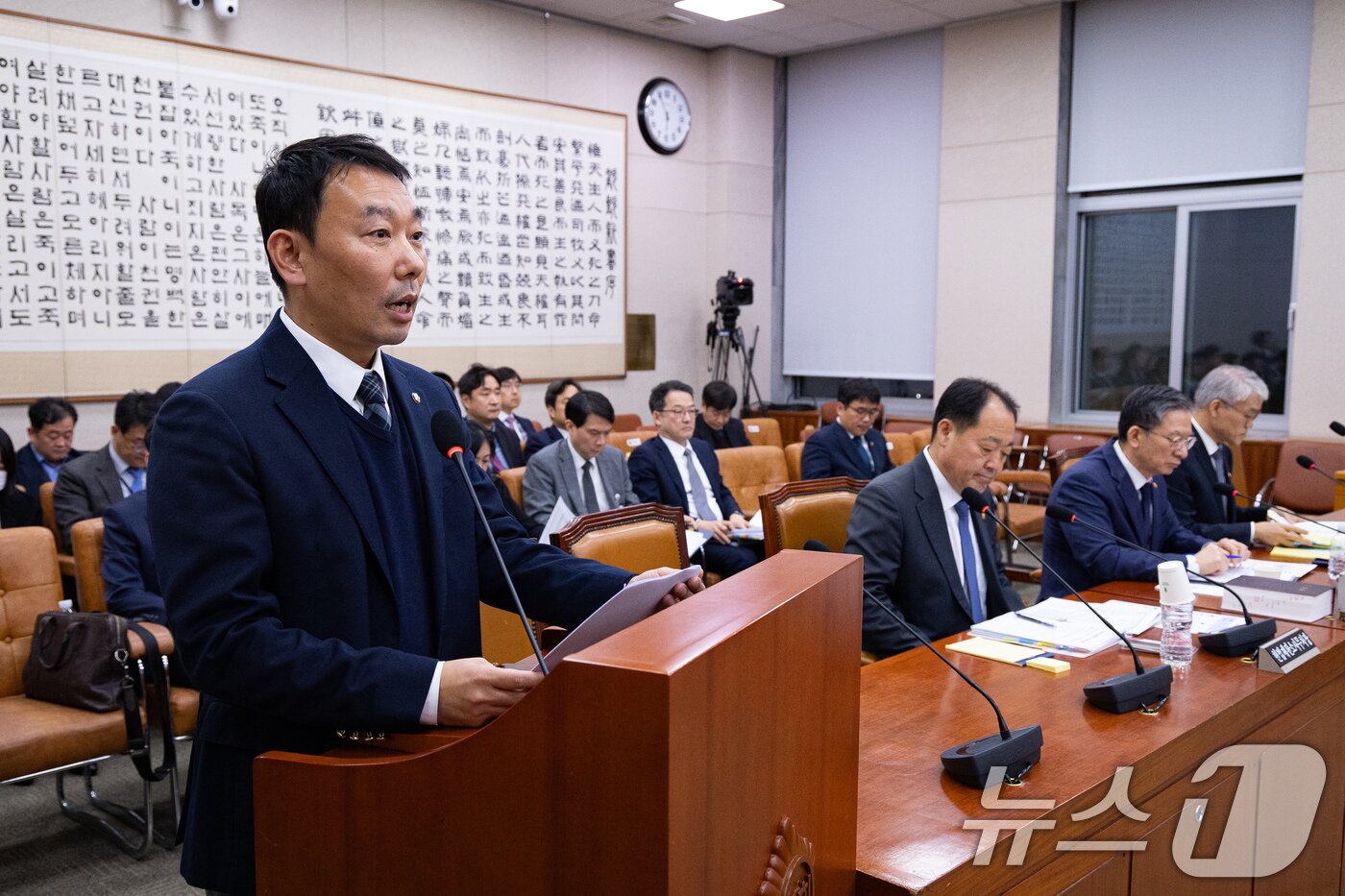 본문 이미지 - 김용민 법안심사제1소위원장이 지난달 26일 서울 여의도 국회에서 열린 제429회 국회(정기회) 법제사법위원회 제15차 전체회의에서 심사보고를 하고 있다. 2025.11.26/뉴스1 ⓒ News1 유승관 기자