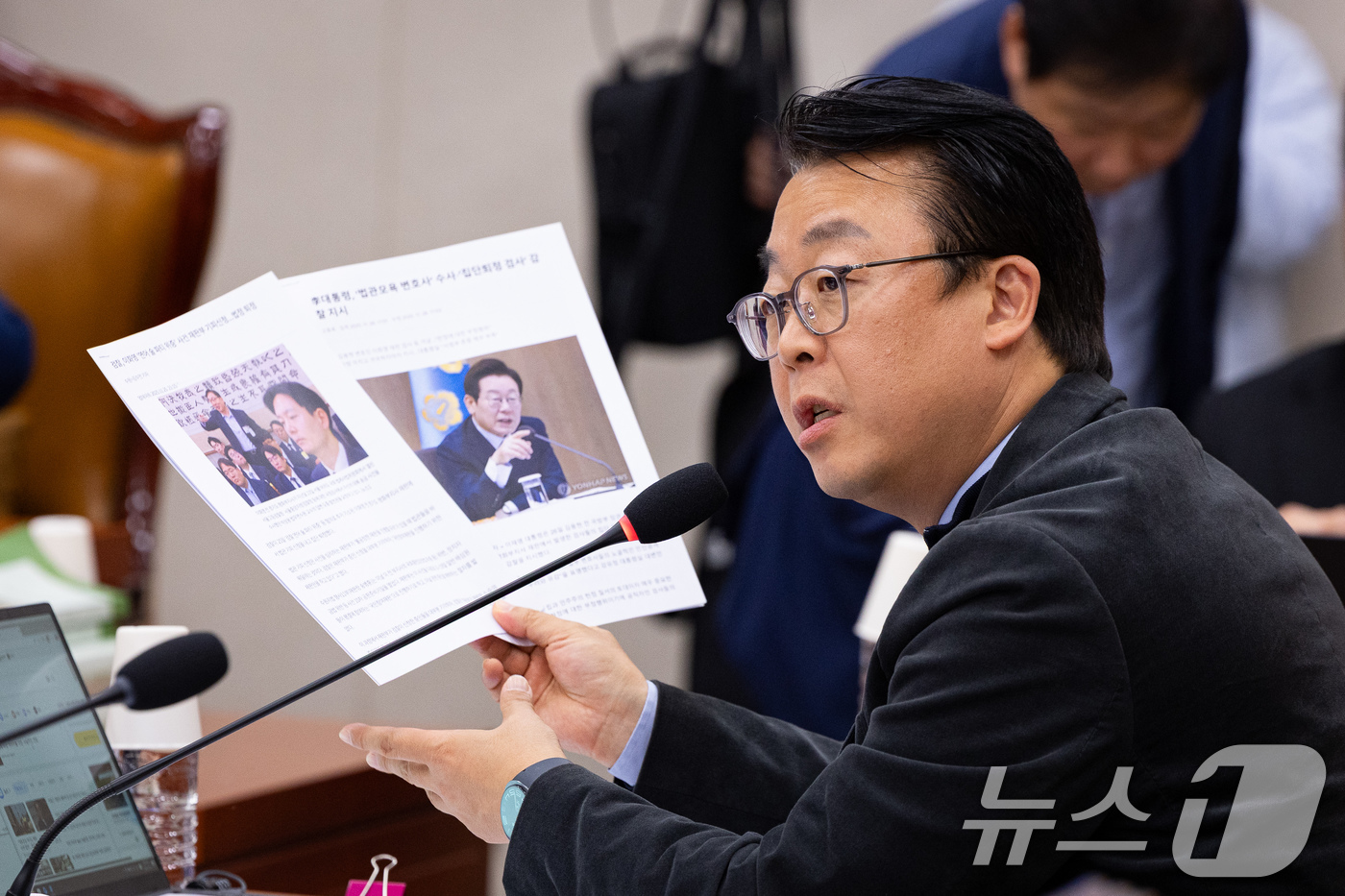 (서울=뉴스1) 유승관 기자 = 곽규택 국민의힘 의원이 26일 서울 여의도 국회에서 열린 제429회 국회(정기회) 법제사법위원회 제15차 전체회의에서 정성호 법무부 장관에게 질의하 …