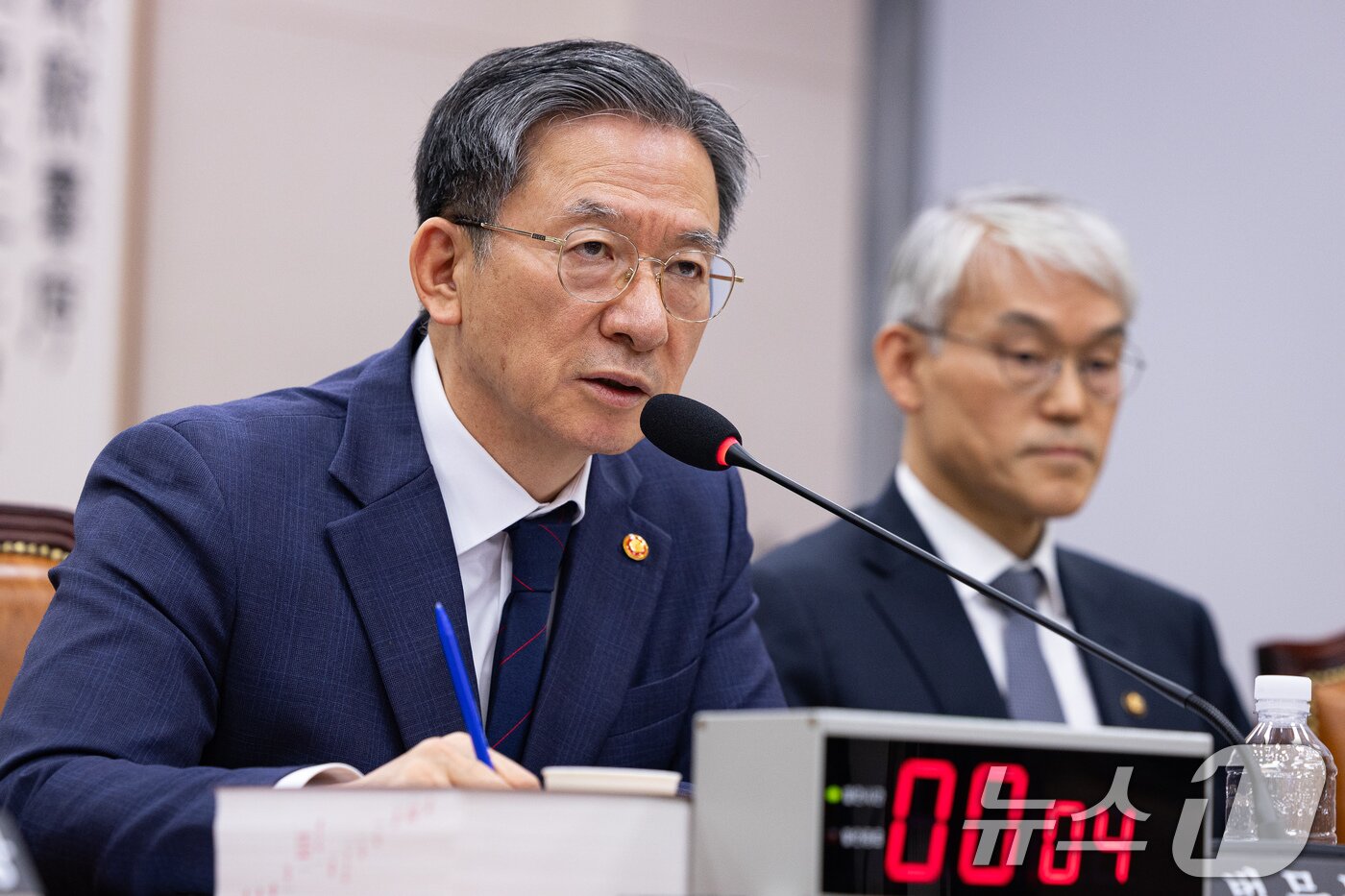 본문 이미지 - 정성호 법무부 장관이 26일 서울 여의도 국회에서 열린 제429회 국회&#40;정기회&#41; 법제사법위원회 제15차 전체회의에서 의원 질의에 답하고 있다. 2025.11.26/뉴스1 ⓒ News1 유승관 기자