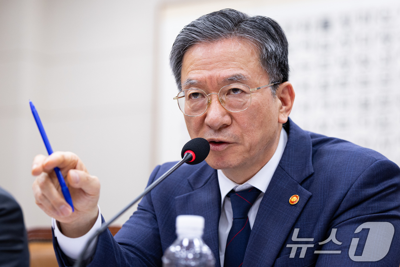 (서울=뉴스1) 유승관 기자 = 정성호 법무부 장관이 26일 서울 여의도 국회에서 열린 제429회 국회(정기회) 법제사법위원회 제15차 전체회의에서 의원 질의에 답하고 있다. 20 …