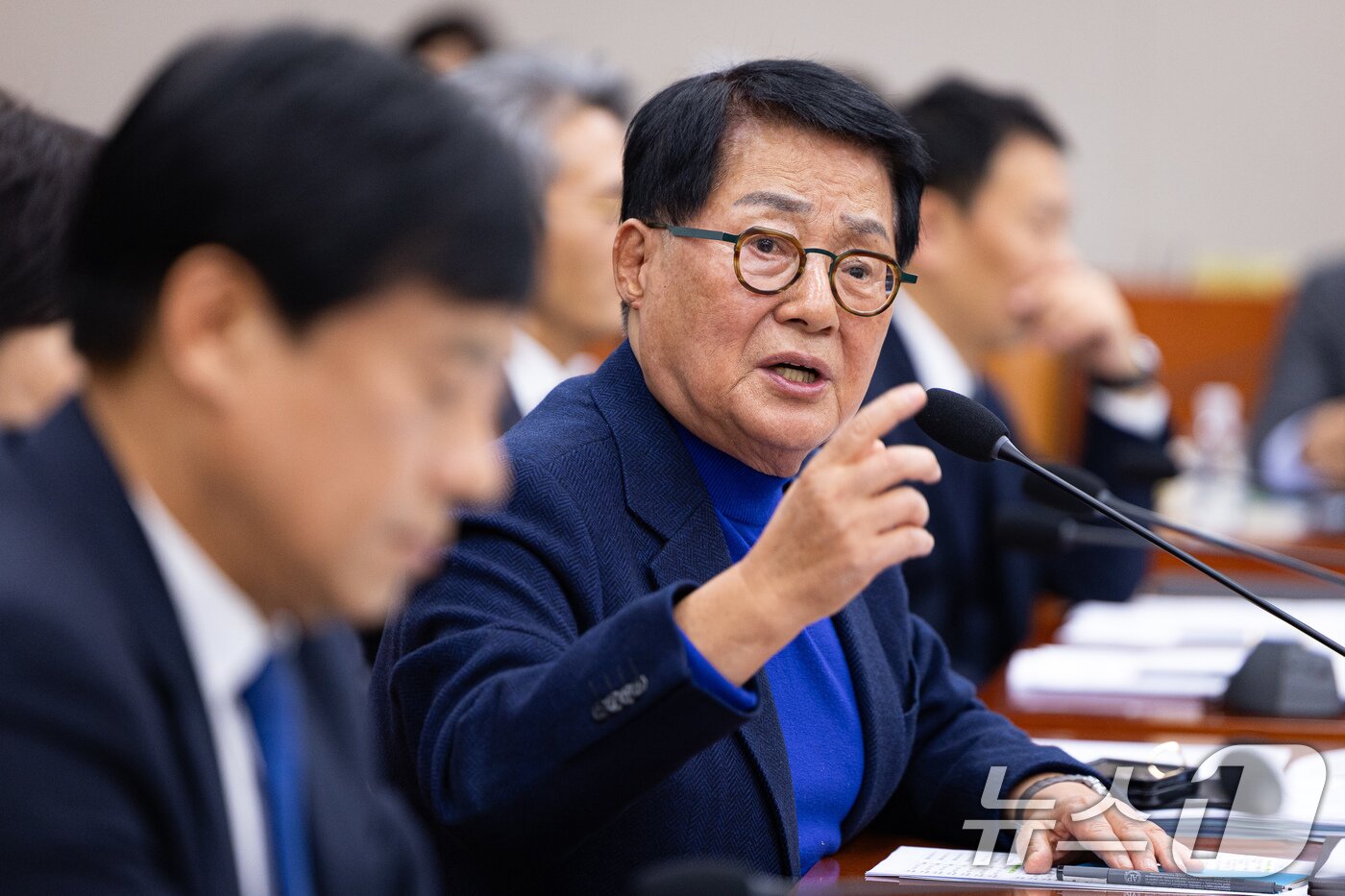 본문 이미지 - 박지원 더불어민주당 의원이 지난달 26일 서울 여의도 국회에서 열린 제429회 국회(정기회) 법제사법위원회 제15차 전체회의에서 정성호 법무부 장관에게 질의하고 있다. 2025.11.26/뉴스1 ⓒ News1 유승관 기자