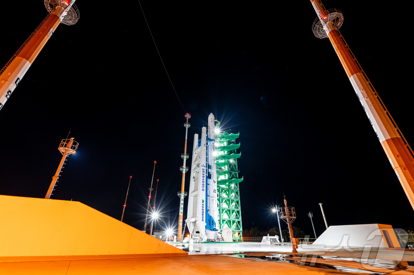 (서울=뉴스1) = 4차 발사를 앞둔 누리호가 26일 전라남도 고흥 나로우주센터 발사대에 기립되어 있다. (한국항공우주연구원 제공. 재판매 및 DB 금지) 2025.11.26/뉴스 …