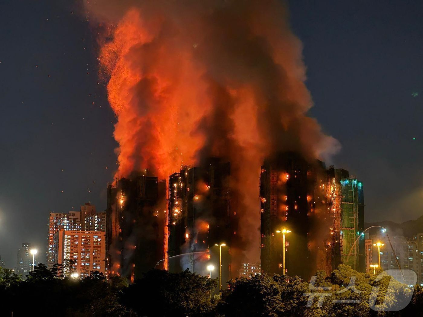 본문 이미지 - 불길에 휩싸인 홍콩 타이포의 초고층 아파트. 2025.11.26 ⓒ AFP=뉴스1 ⓒ News1 이지예 객원기자