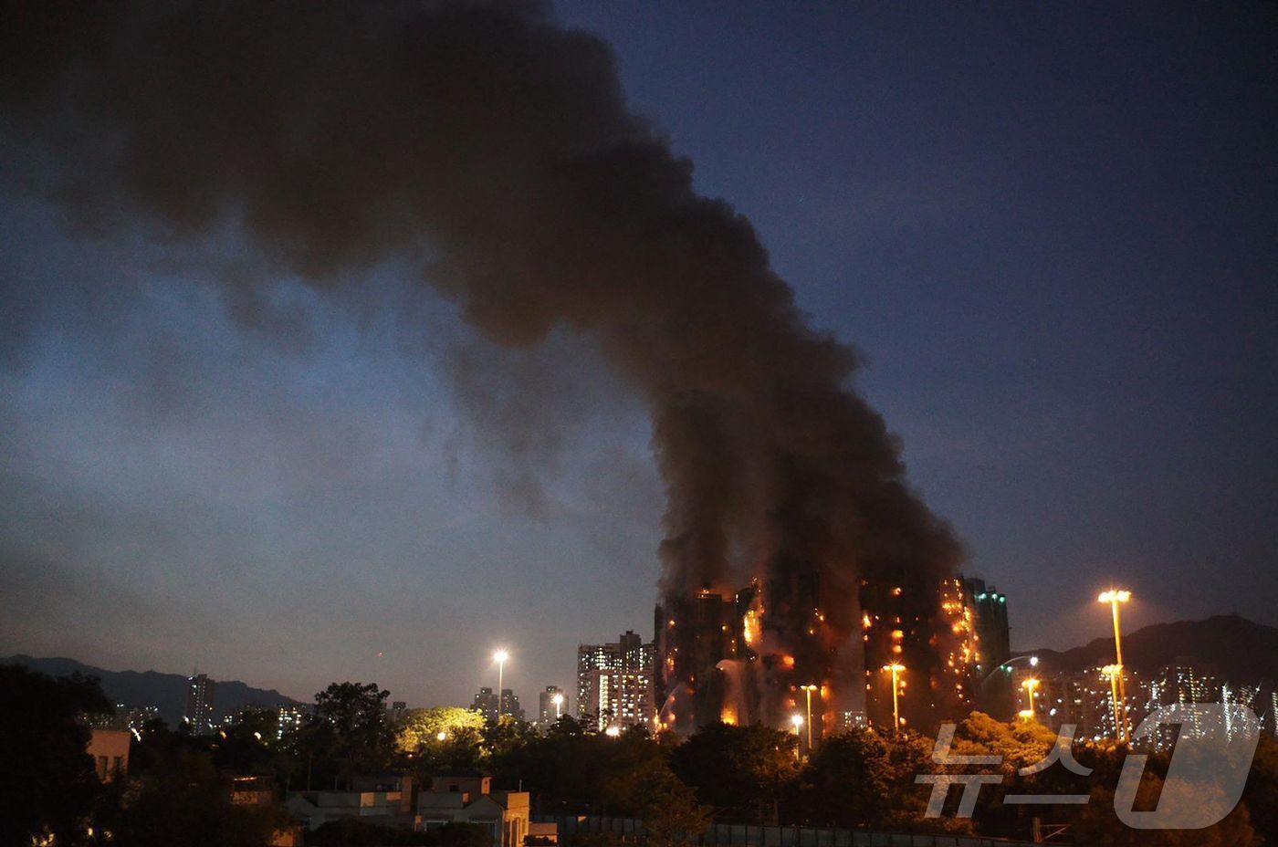 본문 이미지 - 불길에 휩싸인 홍콩 타이포의 초고층 아파트들. 2025.11.26 ⓒ AFP=뉴스1 ⓒ News1 이지예 객원기자