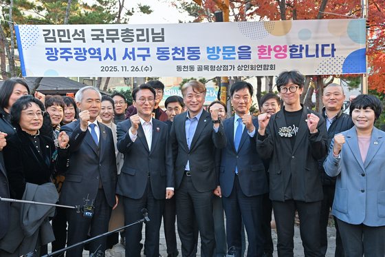 김민석 총리, 광주 서구 동천동 상점가 방문