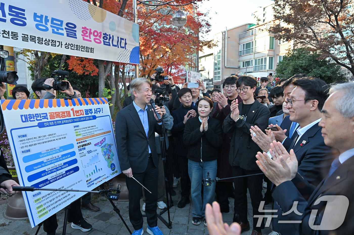 (광주=뉴스1) 이수민 기자 = 김민석 국무총리가 26일 광주 서구 동천동 골목형상점가를 방문해 ‘골목경제119 프로젝트’ 추진 현황을 직접 점검하고 있다. (광주·전남사진기자협회 …