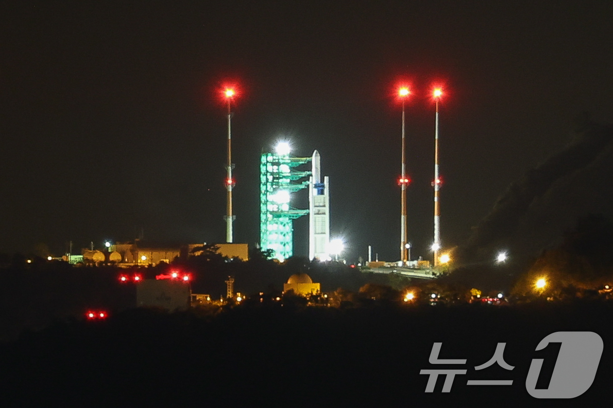 (고흥=뉴스1) 안은나 기자 = 한국형 발사체 누리호(KSLV-Ⅱ)가 26일 저녁 전남 고흥군 나로우주센터에서 4차 발사를 준비하고 있다.누리호는 27일 오전 0시 55분 발사된다 …